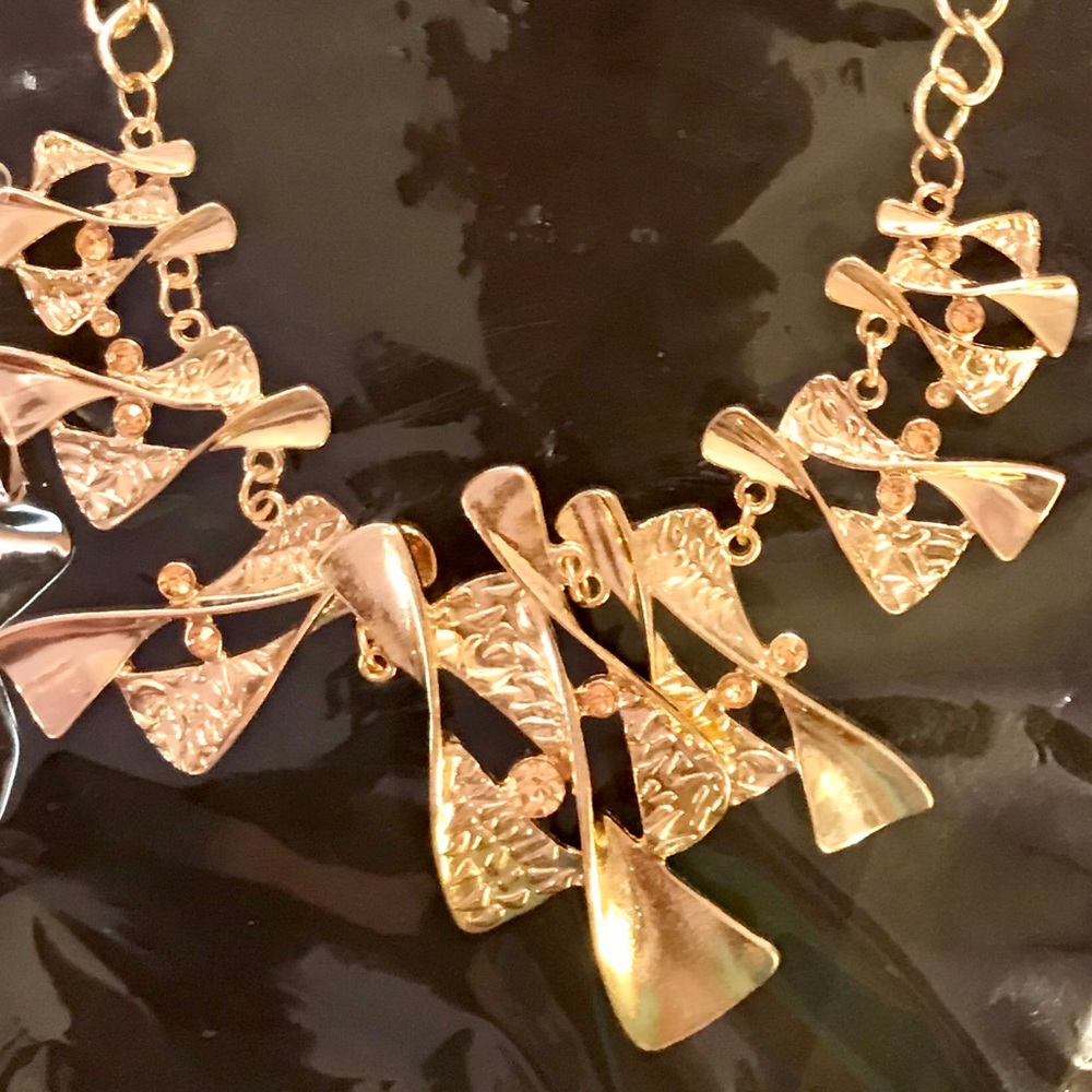 Gold tone fashion necklace with earring to match!